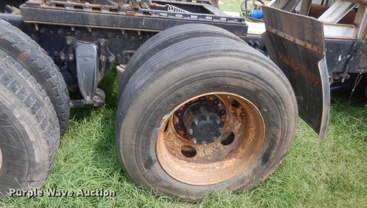 image for item IT9744 2000 Freightliner FLD120  semi truck