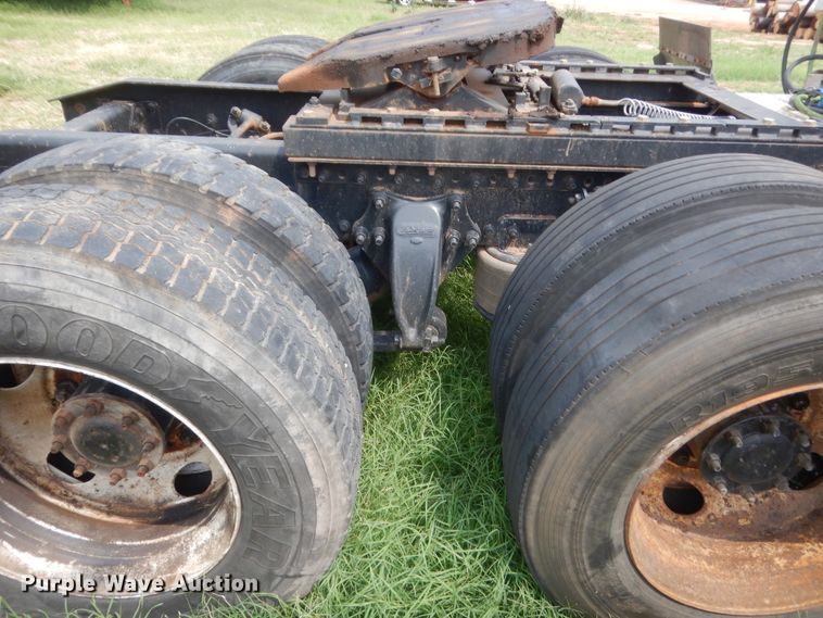 image for item IT9744 2000 Freightliner FLD120  semi truck