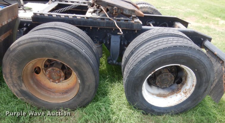 image for item IT9744 2000 Freightliner FLD120  semi truck