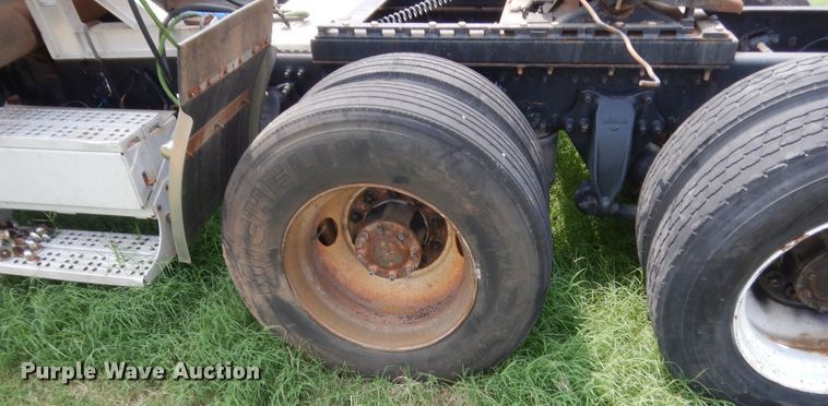 image for item IT9744 2000 Freightliner FLD120  semi truck