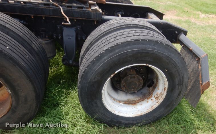 image for item IT9744 2000 Freightliner FLD120  semi truck