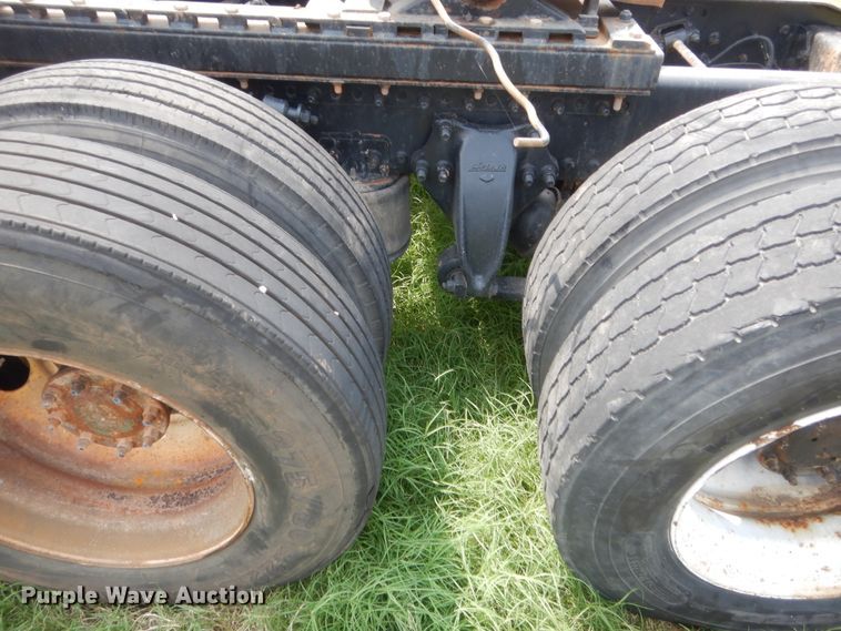 image for item IT9744 2000 Freightliner FLD120  semi truck