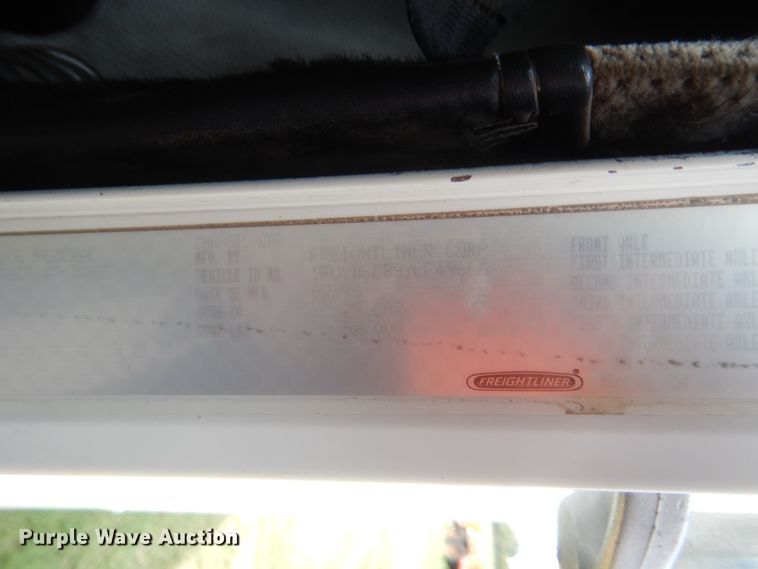 image for item IT9744 2000 Freightliner FLD120  semi truck