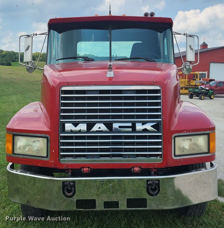 image for item IU9329 1993 Mack CH613  semi truck