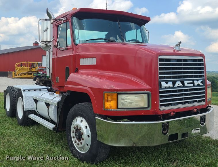 image for item IU9329 1993 Mack CH613  semi truck