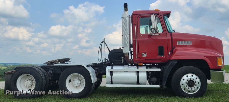 image for item IU9329 1993 Mack CH613  semi truck
