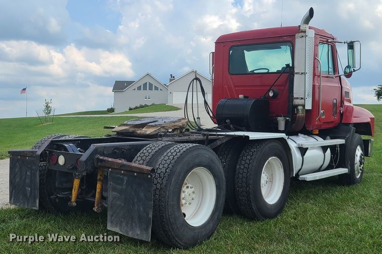 image for item IU9329 1993 Mack CH613  semi truck