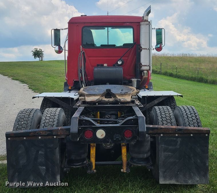 image for item IU9329 1993 Mack CH613  semi truck