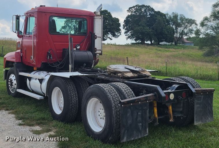 image for item IU9329 1993 Mack CH613  semi truck