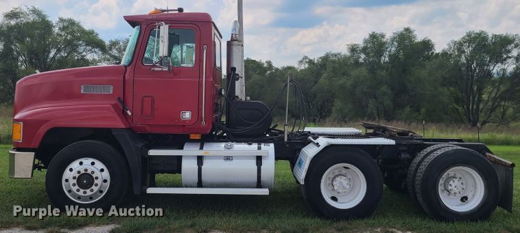 image for item IU9329 1993 Mack CH613  semi truck