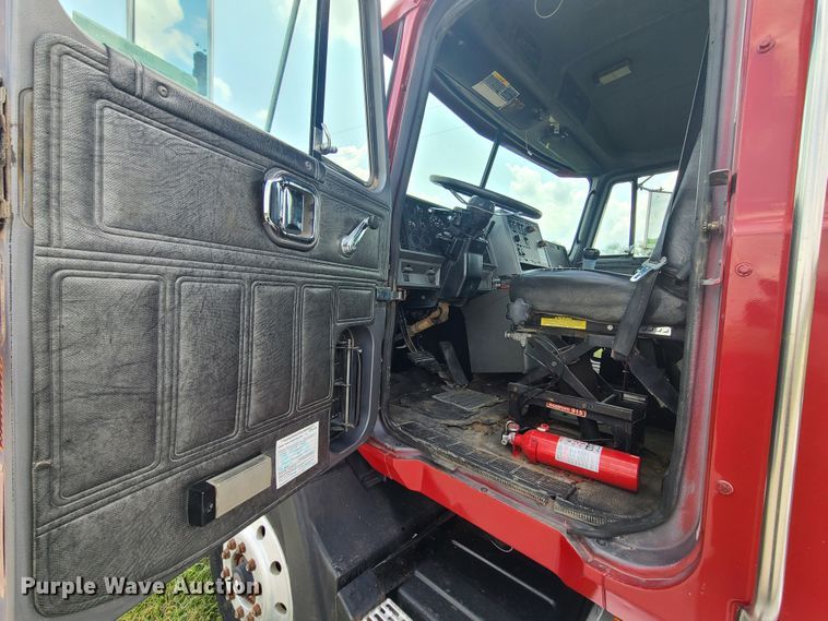 image for item IU9329 1993 Mack CH613  semi truck