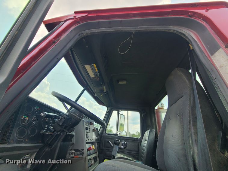 image for item IU9329 1993 Mack CH613  semi truck