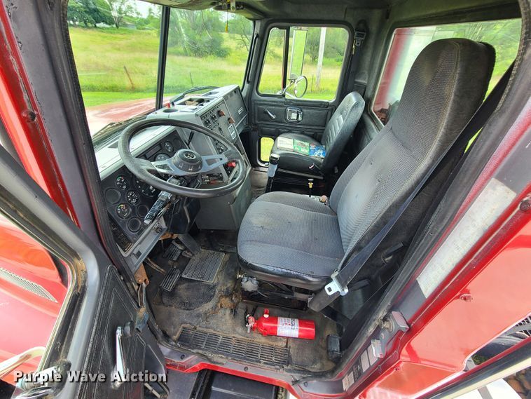 image for item IU9329 1993 Mack CH613  semi truck