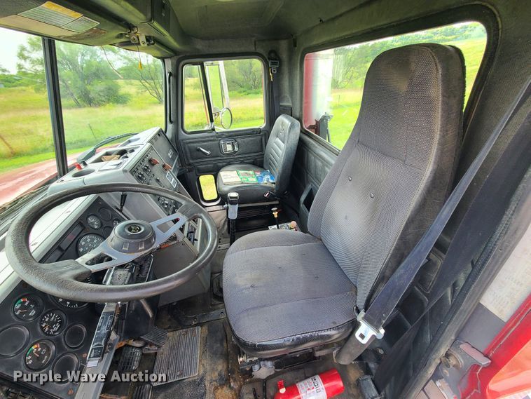 image for item IU9329 1993 Mack CH613  semi truck