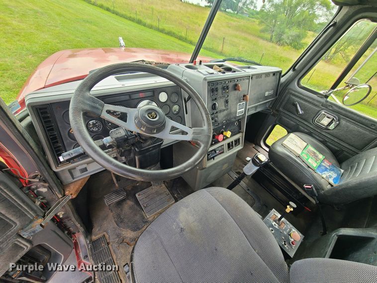 image for item IU9329 1993 Mack CH613  semi truck