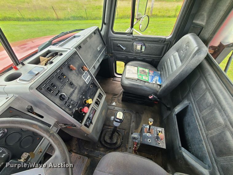 image for item IU9329 1993 Mack CH613  semi truck