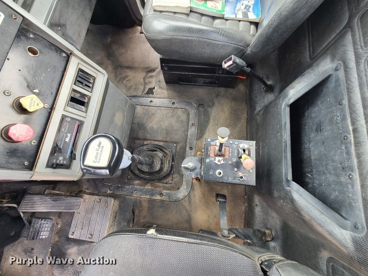 image for item IU9329 1993 Mack CH613  semi truck