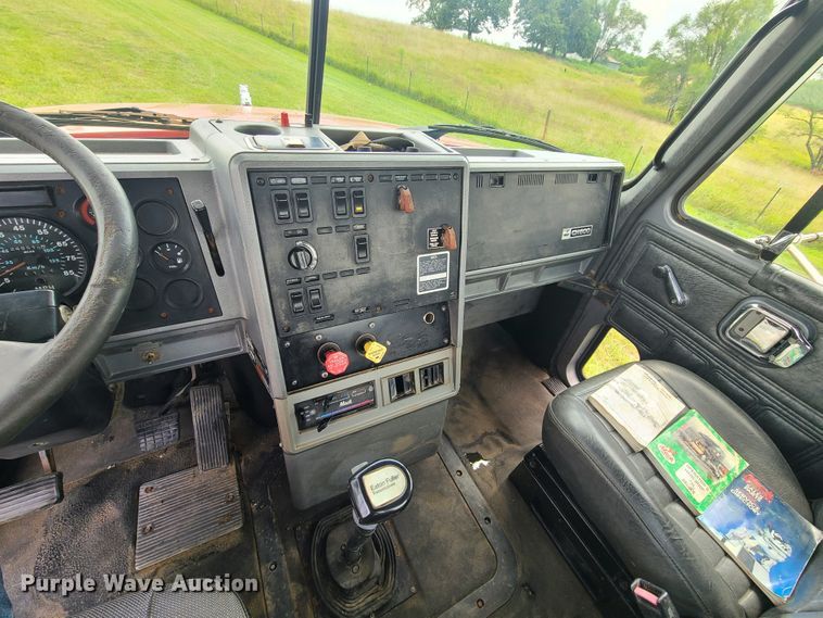 image for item IU9329 1993 Mack CH613  semi truck