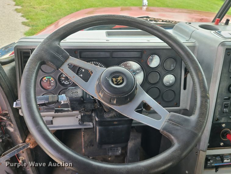 image for item IU9329 1993 Mack CH613  semi truck