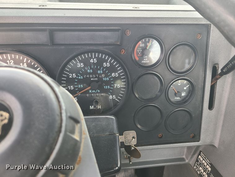 image for item IU9329 1993 Mack CH613  semi truck