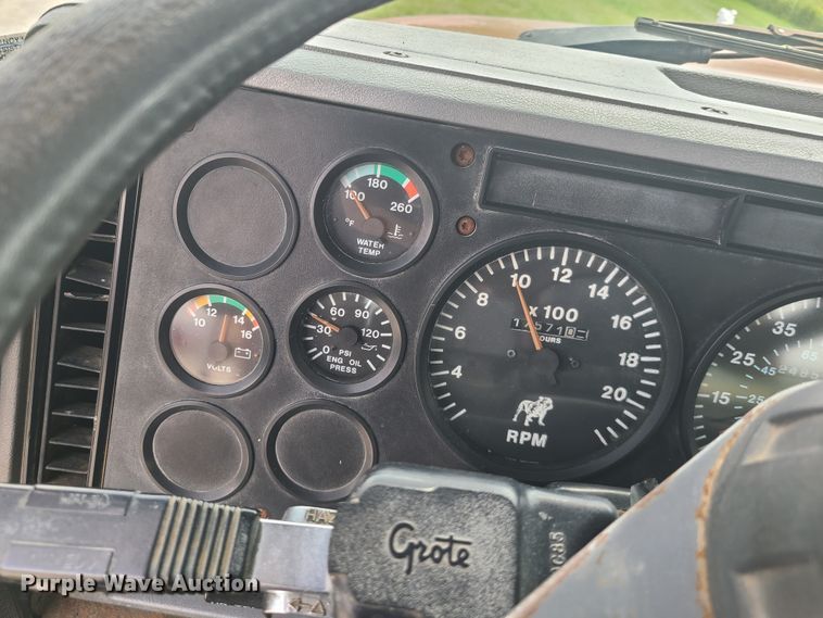 image for item IU9329 1993 Mack CH613  semi truck