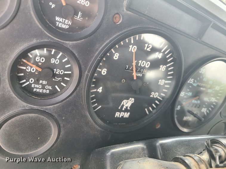 image for item IU9329 1993 Mack CH613  semi truck