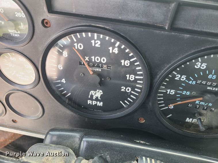 image for item IU9329 1993 Mack CH613  semi truck