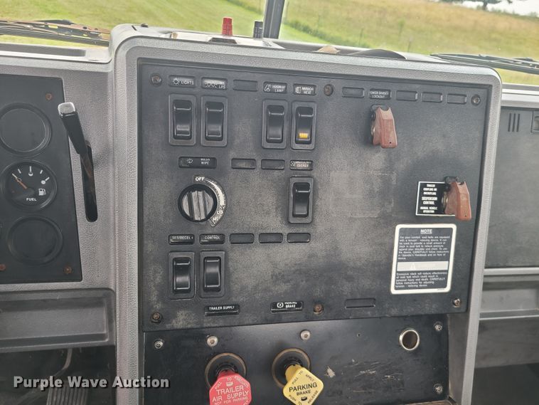 image for item IU9329 1993 Mack CH613  semi truck