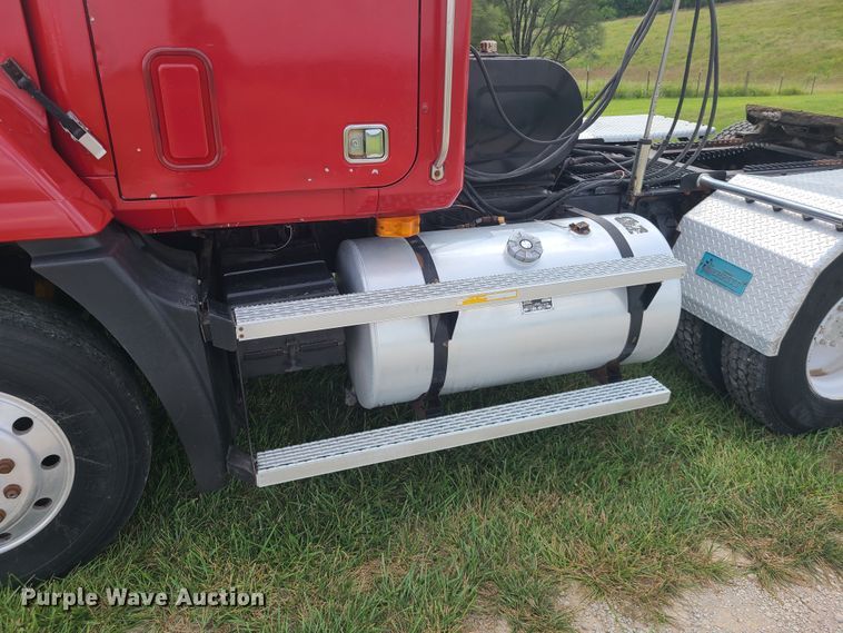 image for item IU9329 1993 Mack CH613  semi truck