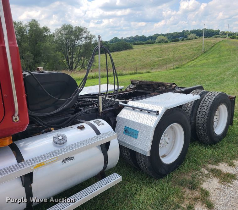 image for item IU9329 1993 Mack CH613  semi truck