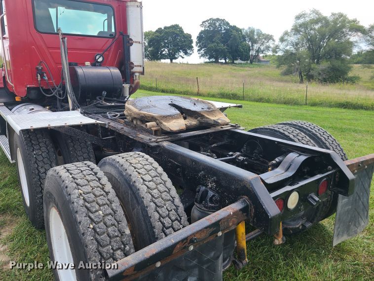 image for item IU9329 1993 Mack CH613  semi truck