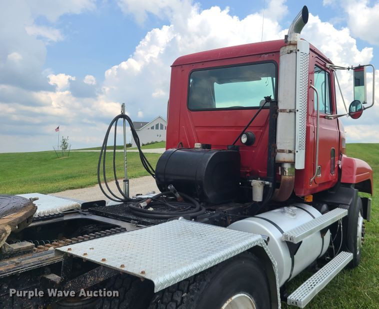 image for item IU9329 1993 Mack CH613  semi truck