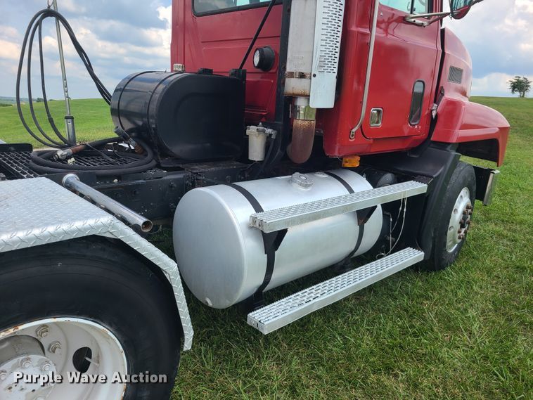 image for item IU9329 1993 Mack CH613  semi truck