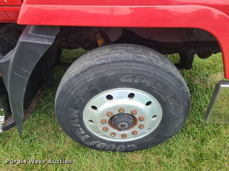 image for item IU9329 1993 Mack CH613  semi truck