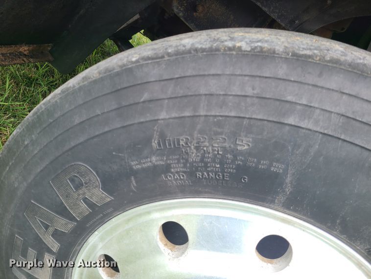 image for item IU9329 1993 Mack CH613  semi truck