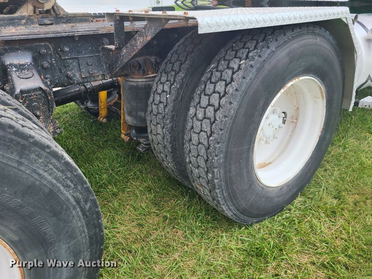 image for item IU9329 1993 Mack CH613  semi truck