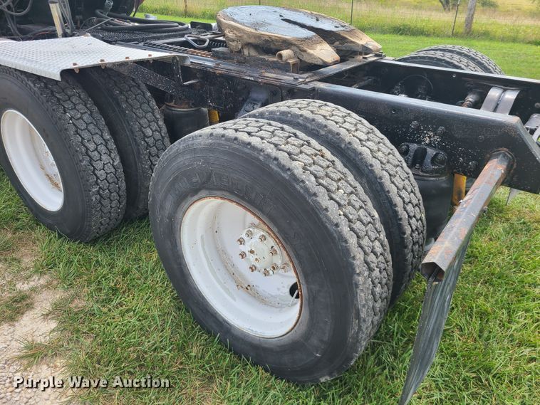 image for item IU9329 1993 Mack CH613  semi truck