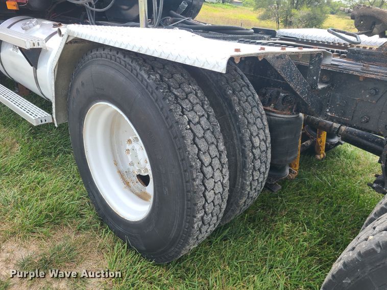 image for item IU9329 1993 Mack CH613  semi truck