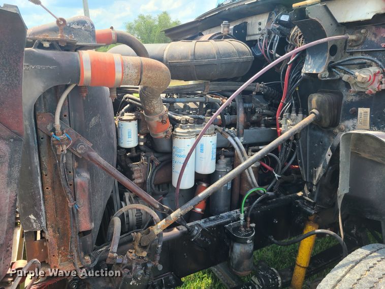 image for item IU9329 1993 Mack CH613  semi truck