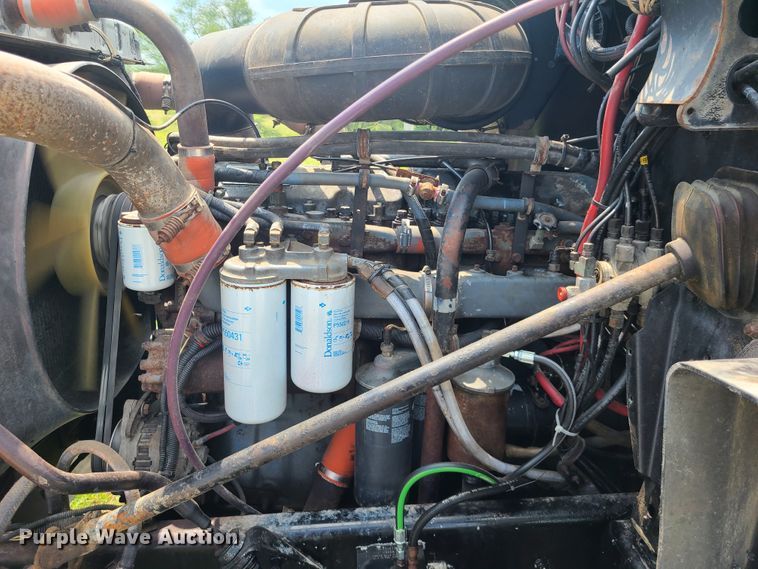 image for item IU9329 1993 Mack CH613  semi truck