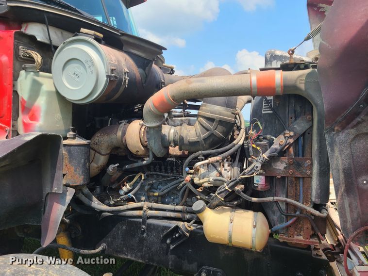 image for item IU9329 1993 Mack CH613  semi truck