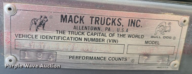 image for item IU9329 1993 Mack CH613  semi truck