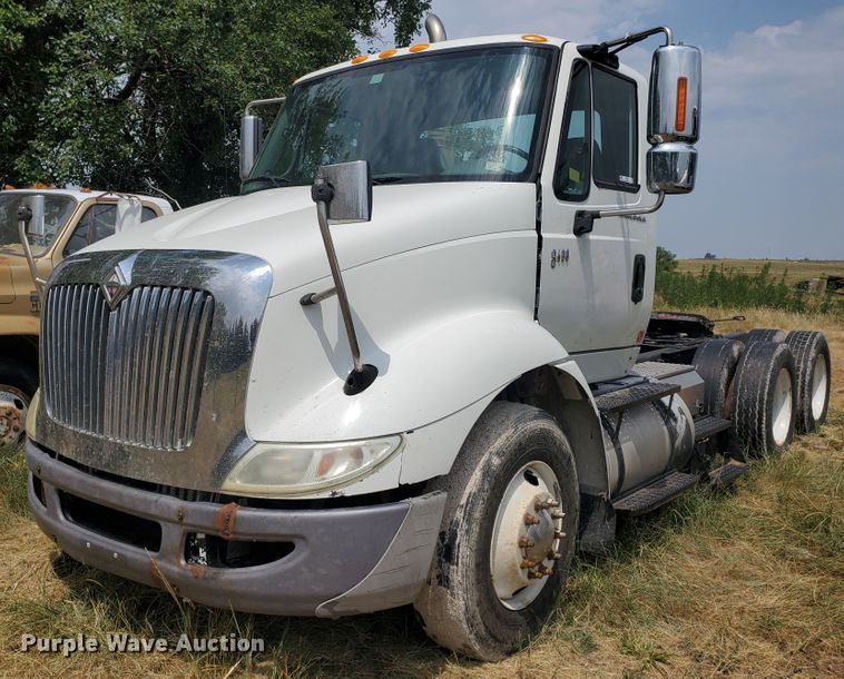 image for item IX9960 2007 International 8600  semi truck