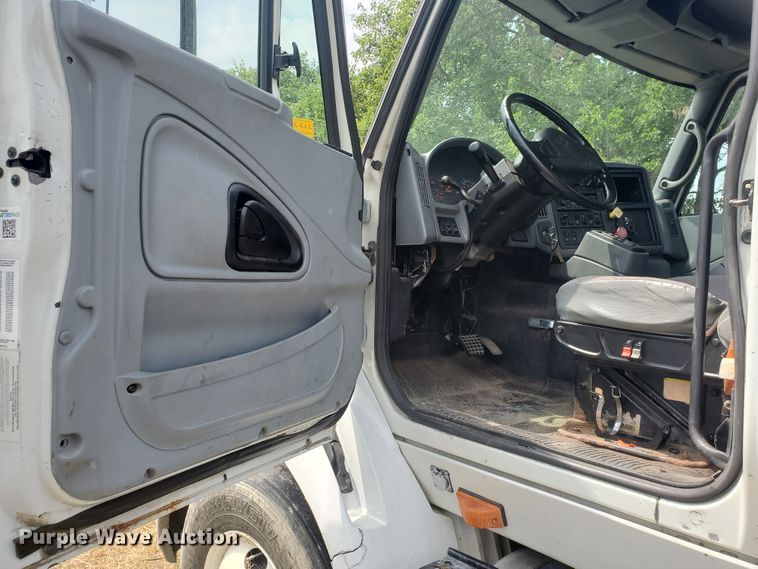 image for item IX9960 2007 International 8600  semi truck