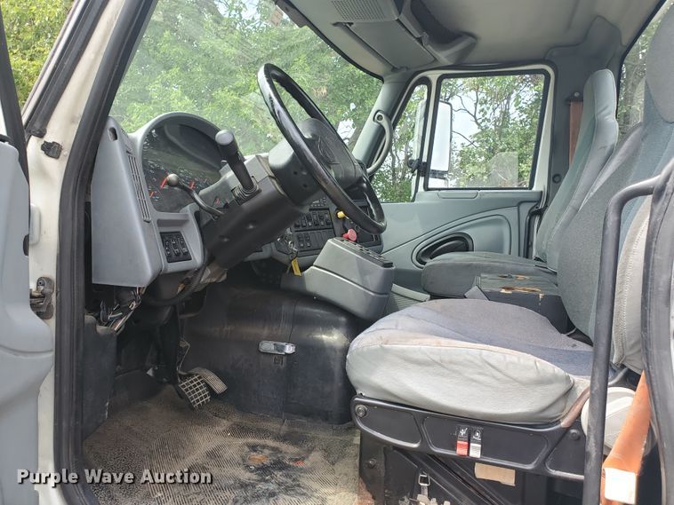 image for item IX9960 2007 International 8600  semi truck