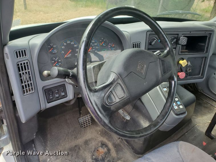 image for item IX9960 2007 International 8600  semi truck