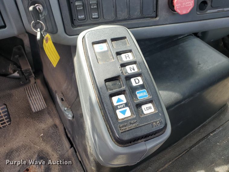 image for item IX9960 2007 International 8600  semi truck