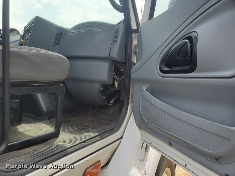 image for item IX9960 2007 International 8600  semi truck