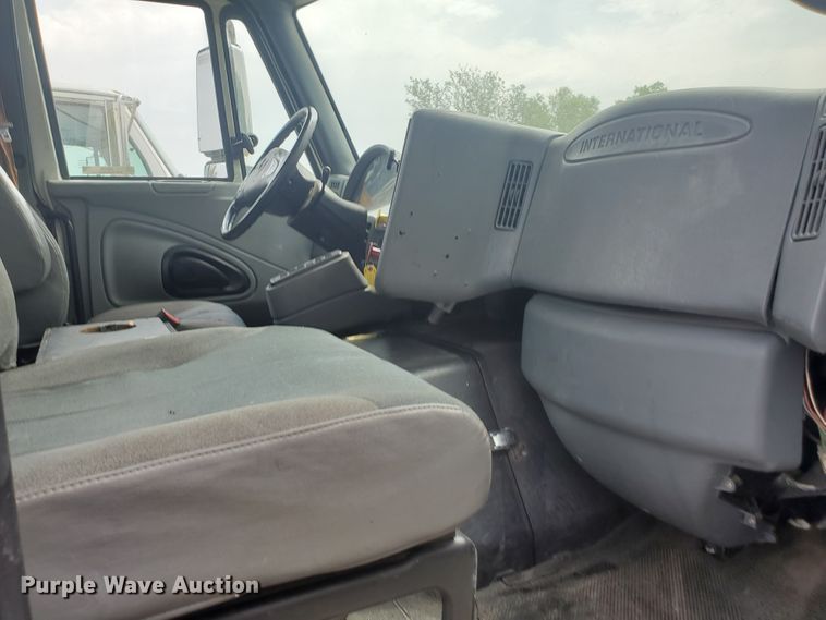 image for item IX9960 2007 International 8600  semi truck