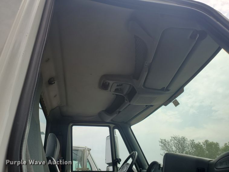 image for item IX9960 2007 International 8600  semi truck